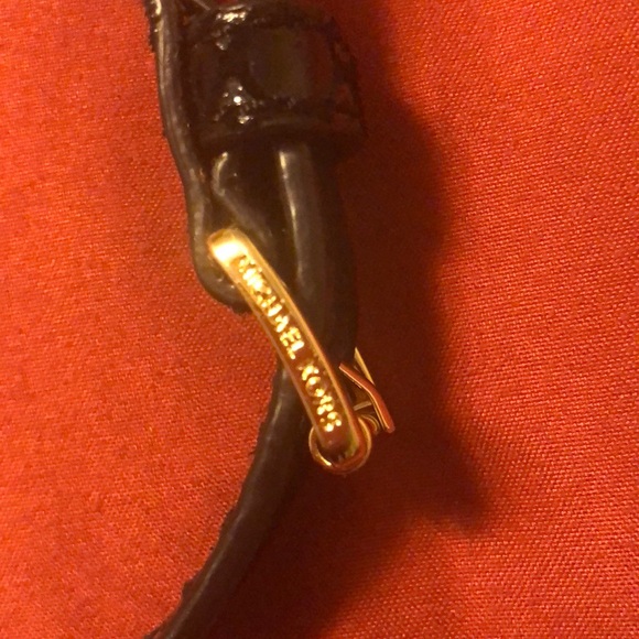 Michael Kors crossbody/ 2 slip pockets inside. Slip pocket outside back. - Picture 5 of 5